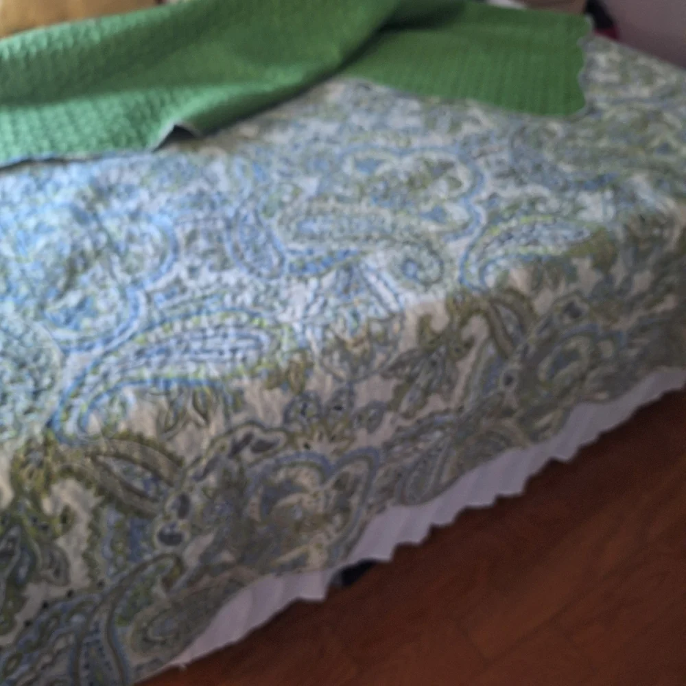 Brandream Green Paisley Patterned Quilt & 2 Yellow Pillows